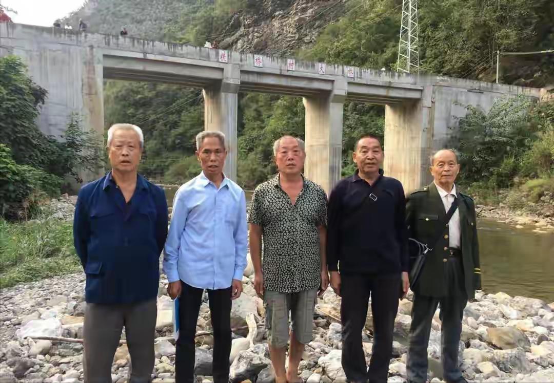 筑桥六贤
四川六位老人
自己又是捐款
又是筹钱
帮着村里修桥
长52米
宽6米