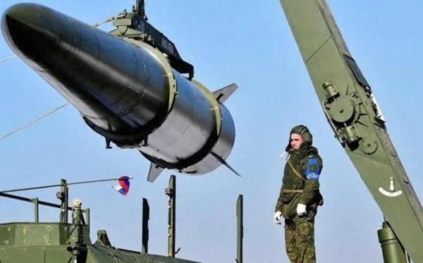 俄罗斯近日凌晨对乌克兰发动大规模报复性空袭，以回应此前对普京官邸的袭击。俄军动用