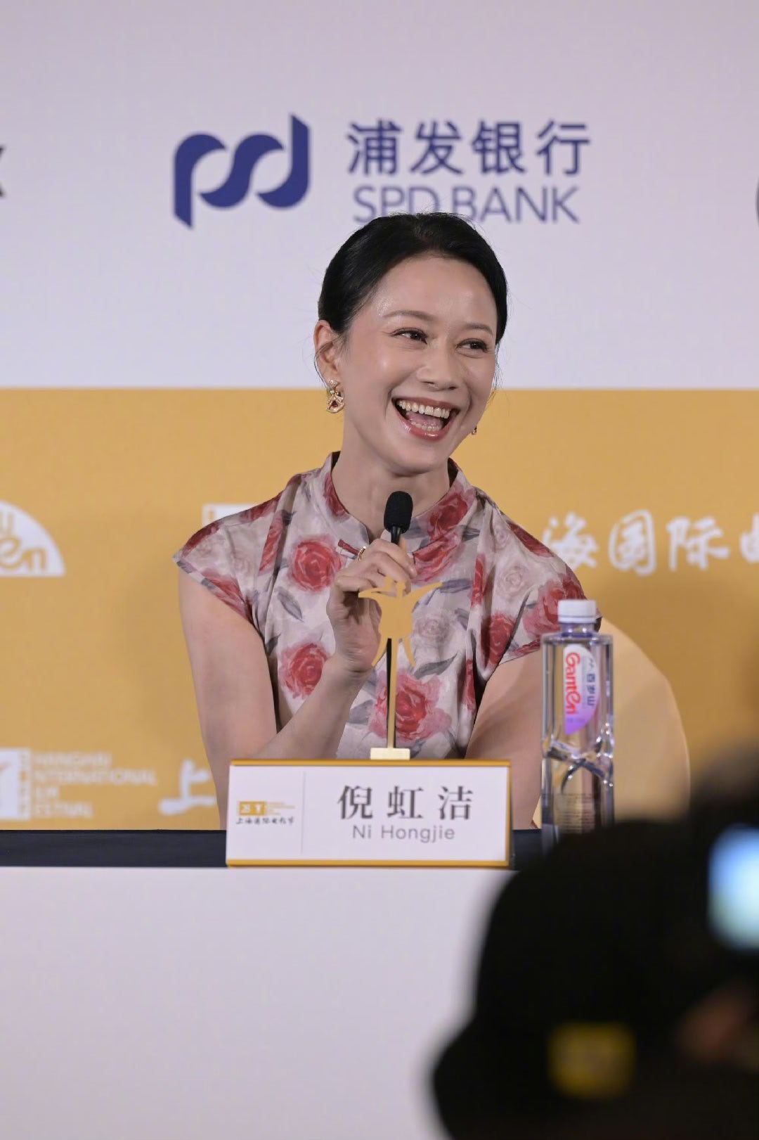 文淇倪虹洁内娱少见的活人感文淇倪虹洁同框，发言随性不端着，真实又鲜活，这满满的活