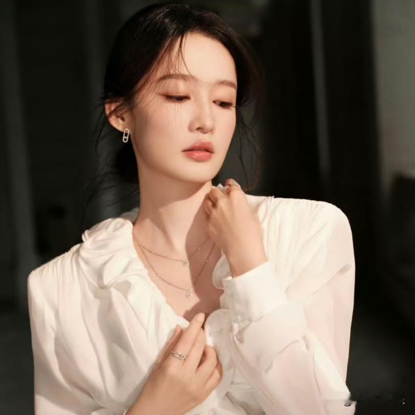 李沁这套白月光千金造型一亮相，直接把“不费力的高级”诠释到了极致。一身剪裁利落的