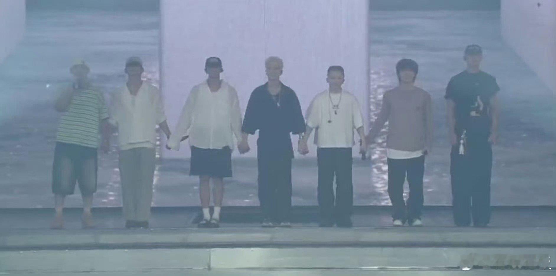 SEVENTEEN成员登台与豪雨一起安可seventeen成员闯入豪雨演唱会舞台