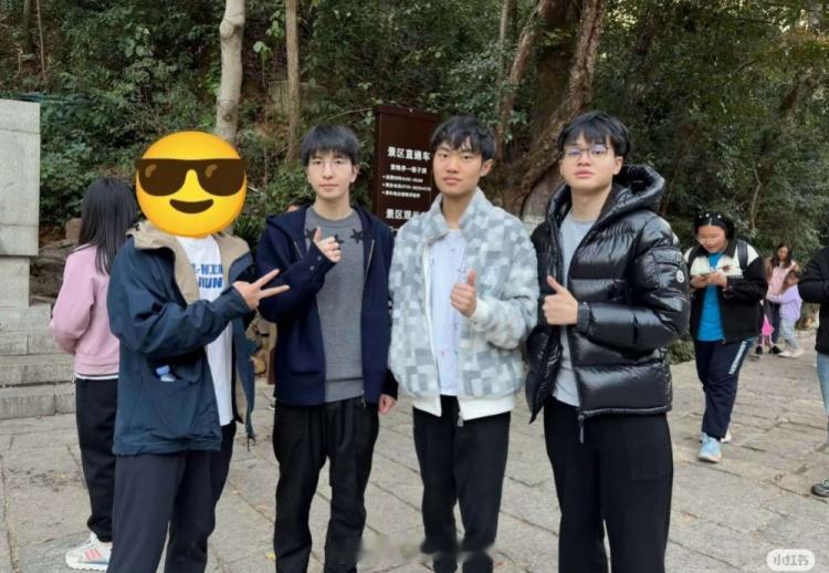 多位网友分享：在长沙街头偶遇Elk，Xun和knight都快给哥几个整成移动景点