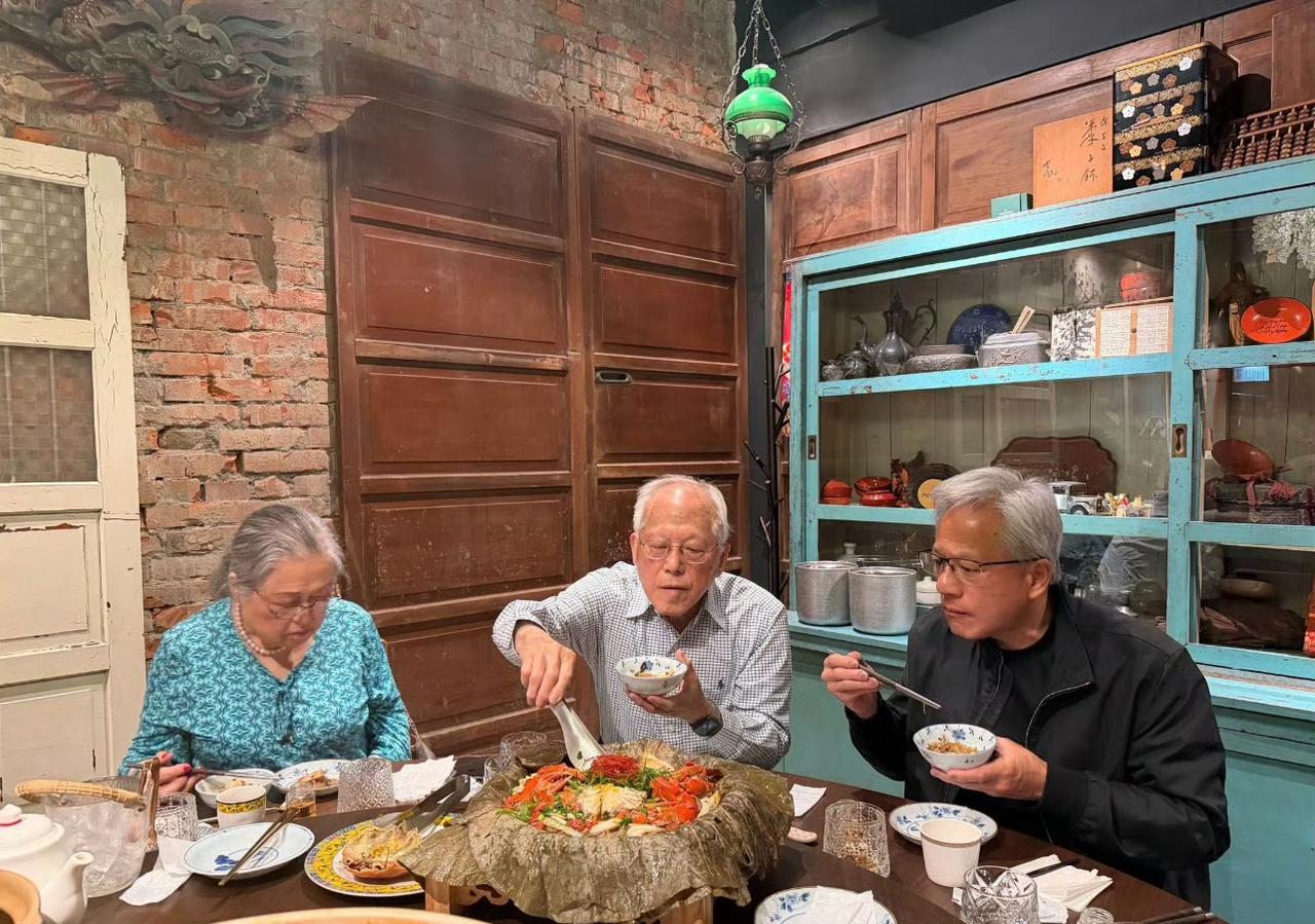 黄仁勋：爸，妈，多吃点。这红烧肉真香。

爸：你那个公司现在这么大，别太累着。虽