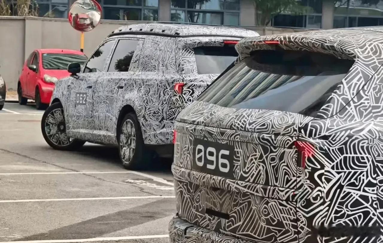 小米“寻天”系列 SUV 的谍照曝光：

1、两款SUV，分别是五座和七座
2、