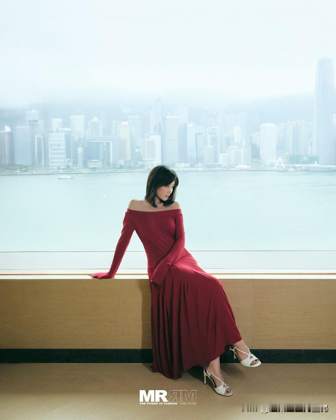 吴慷仁女友王净登香港男刊封面！维港港大片红裙露肩太撩人

当薄雾笼罩的维多利亚港