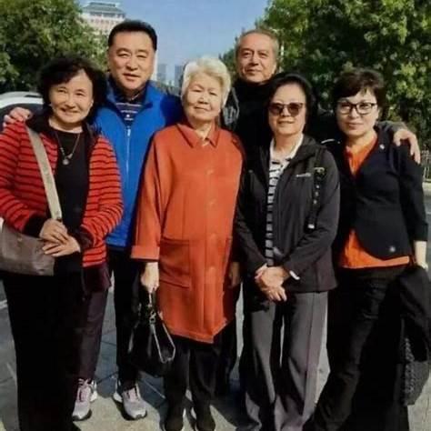 谁能想到，眼前这位满头银发、穿着朴素的79岁老人，曾在央视《新闻联播》主播台坚守