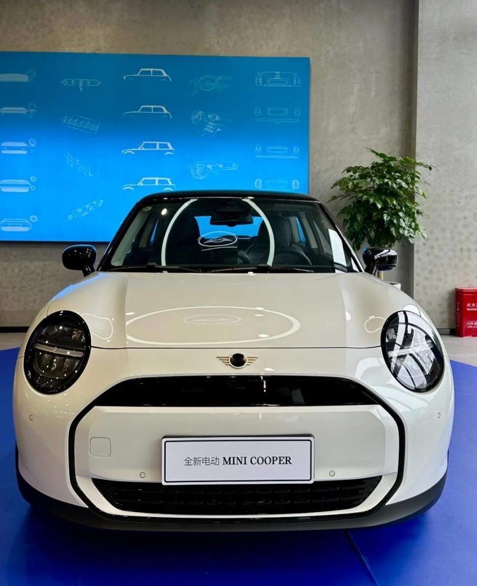 #全新电动minicooper#小车虽然不大  但是该有的功能都在 出门续航啥的