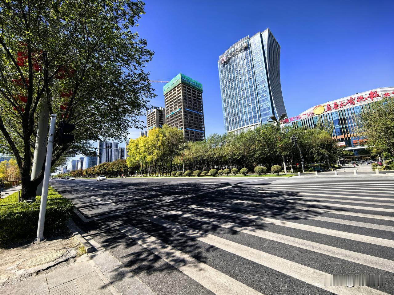 漫步乌鲁木齐会展大道乌鲁木齐晚报附近，风携着北疆的清爽掠过街巷，将这座城市城东片