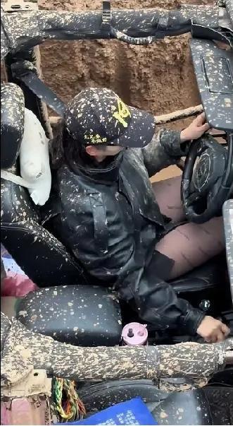 她穿着巴黎世家驾驶着百万豪车在泥泞的坑里挑战车辆性能的极限！向世人证明自己已经征