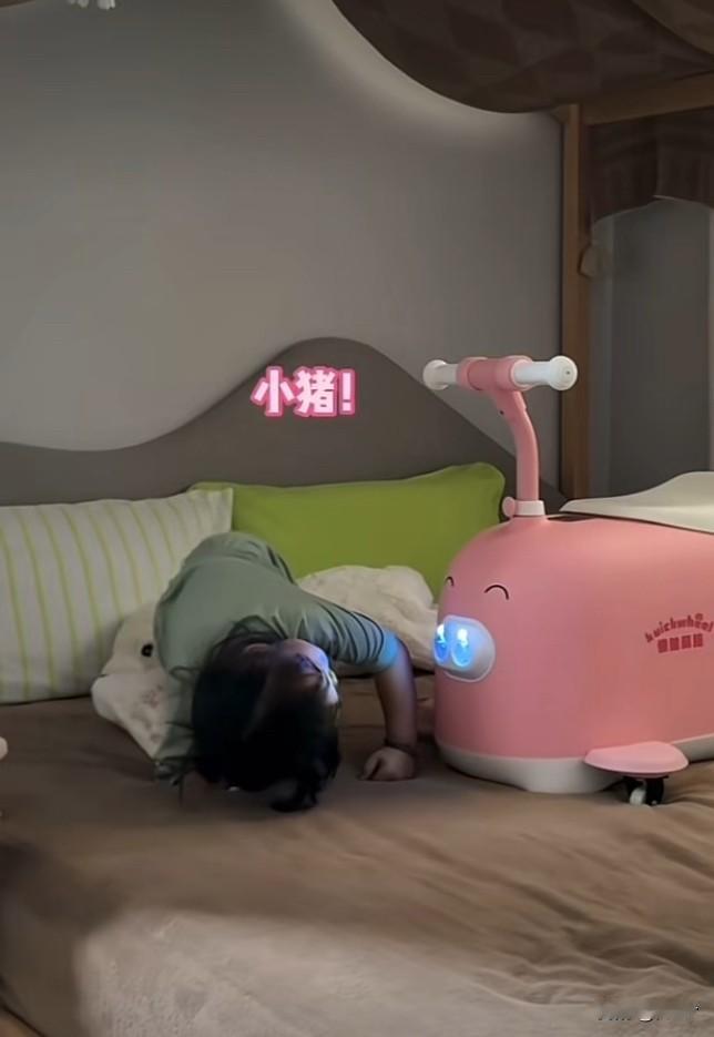小猪泡泡车坏了，父亲又给买台新的，女孩高兴坏了，这孩子会高兴好几天吧，尤其女孩，