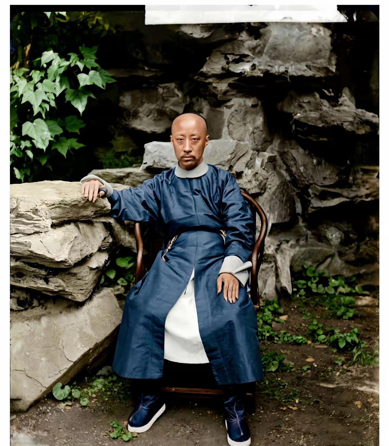 1860年，恭亲王奕訢第一次照相，被吓的神情恐惧，面如死灰！