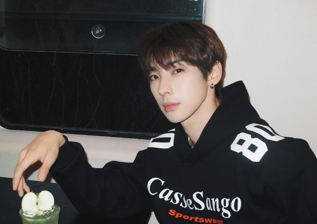 颜安今天有点酷哦，我们也一直会在你左右