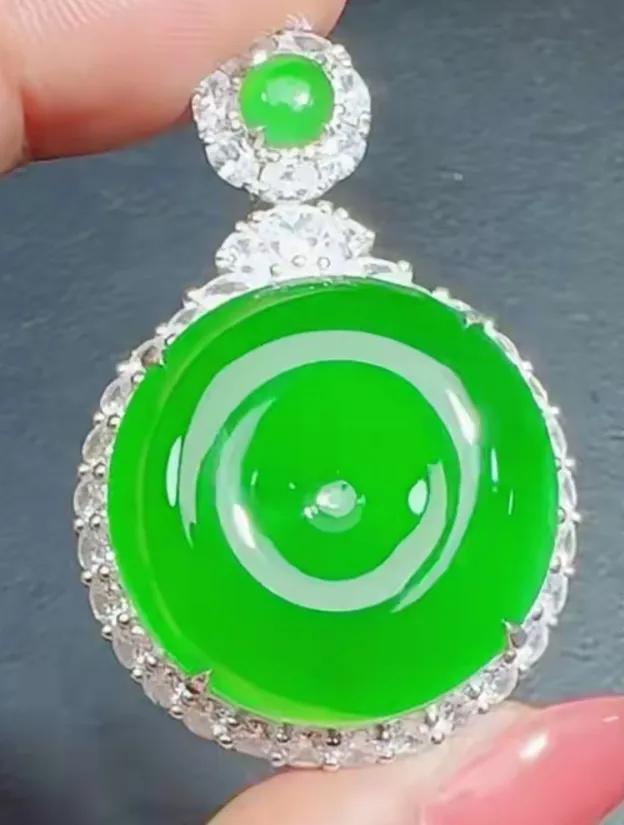 惊艳的冰阳翠平安扣闪耀夺目。 豪镶翡翠项链  翡翠玉吊坠。 翡翠珠珠吊坠