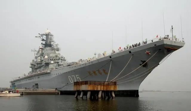 五常中唯一不能造航母的国家，军力很强大，美国再嚣张也不敢惹。五常国家基本算是军事