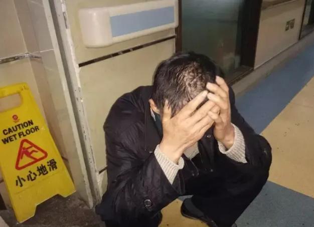 50岁的王阿姨和朱某在家重温旧情，激情过后朱某就留宿了。凌晨五点天刚亮，朱某看见