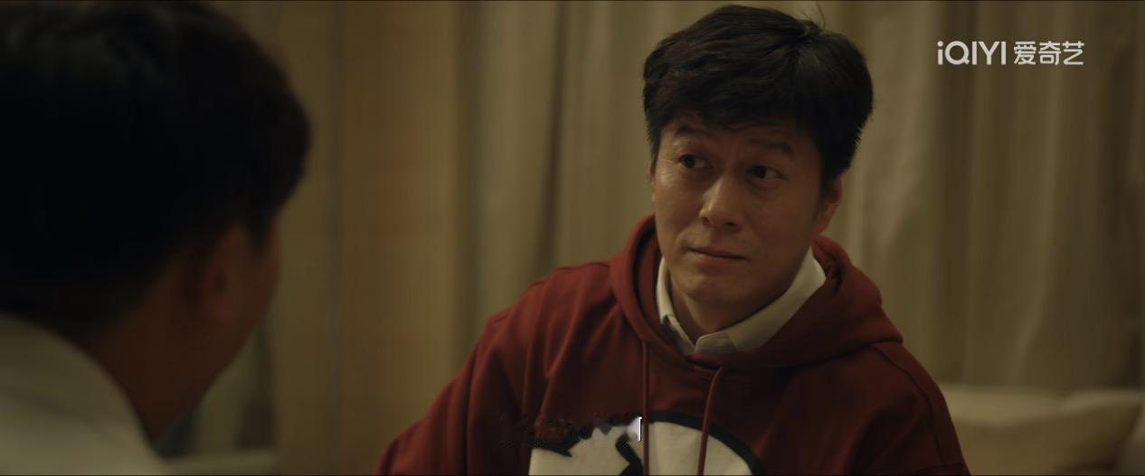 《低智商犯罪》里面王骁饰演的张局真的是好运爆棚啊！

他带队去抓洗钱逃犯。

刑