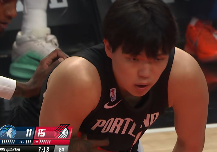 首节7分13秒，杨瀚森被替换上场，第八位登上NBA赛场的中国人来了。杨瀚森常规赛