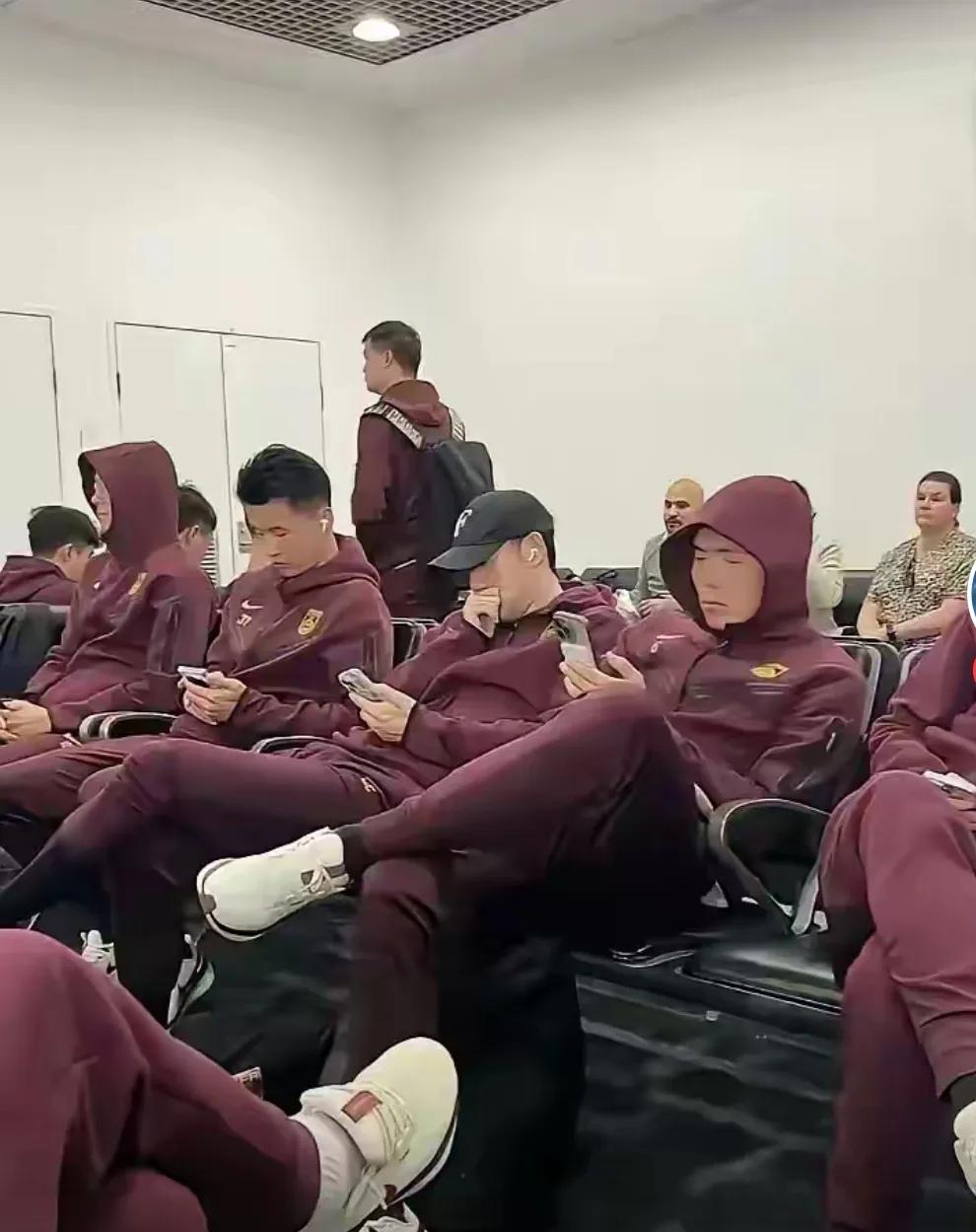 #中国足球，一句话形容中国男足# 中国男足是一支备受关注且没有发展潜力的队伍，尽