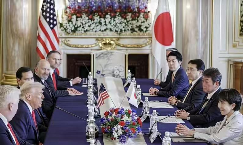 这张图该拿奖！​
日本官员愁到皱眉，她却和特朗普 “调情”​
看这张美日会晤图，