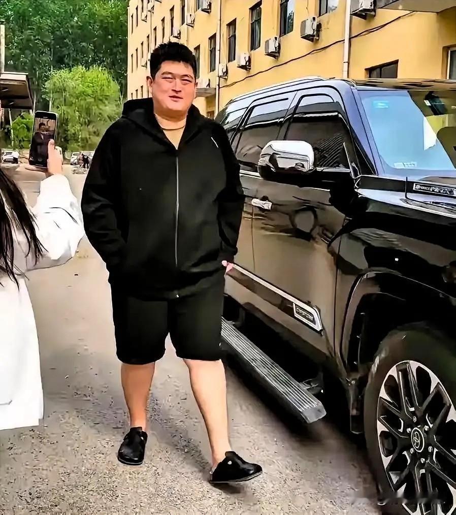 别的星二代，恨不得把跑车停在热搜上。赵本山儿子的车，开路上都没人认得出。

前段