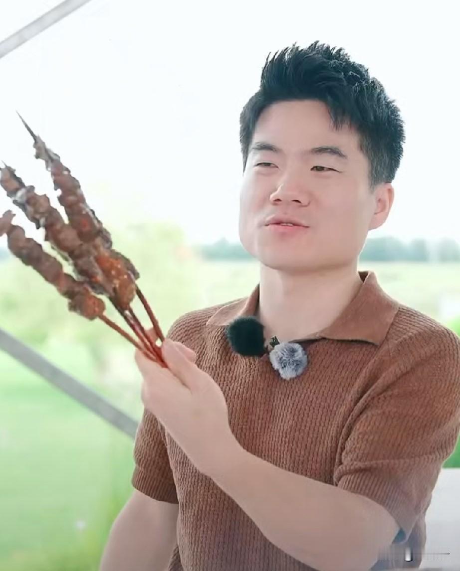 董宇辉动手能力和悟性真的很高拍，烤羊肉串也已经达到了专业水准，烤出来的串简直供不