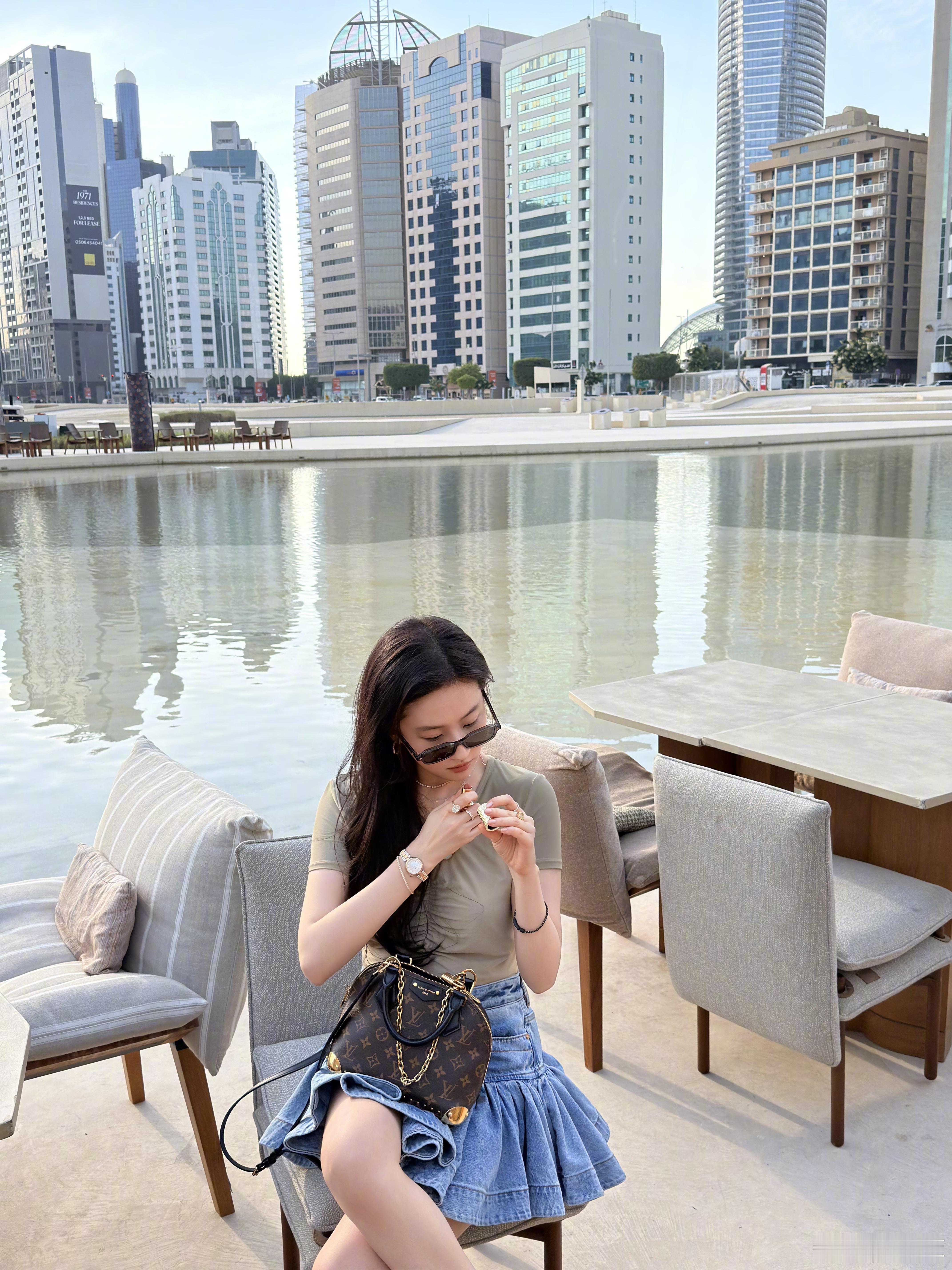 刘亦菲 自己涂口红裙子好好看 