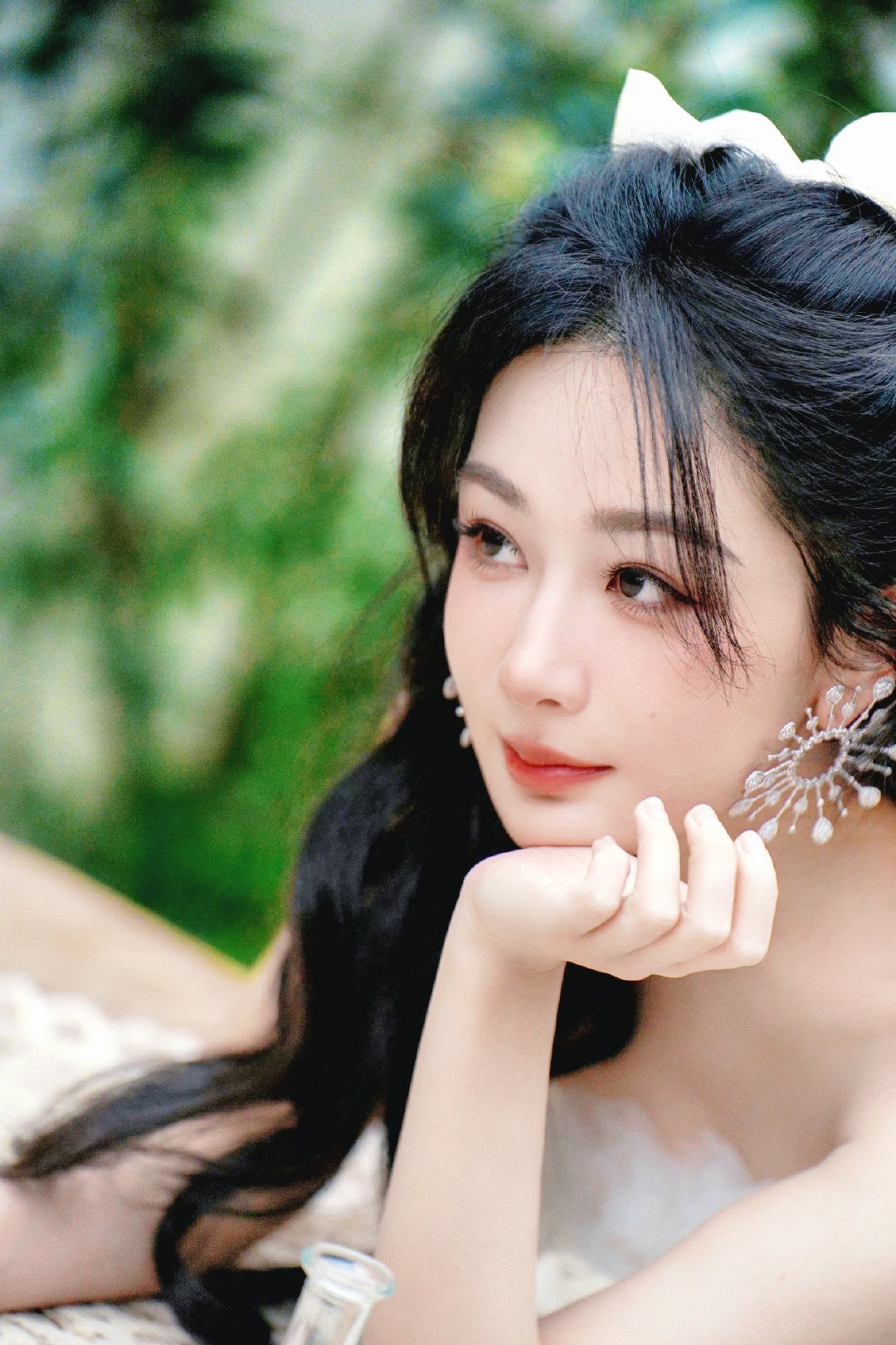 你的眼里装着星星，我从未见过的山河湖海相遇是春风十里，原来是你；相爱是山长水阔，