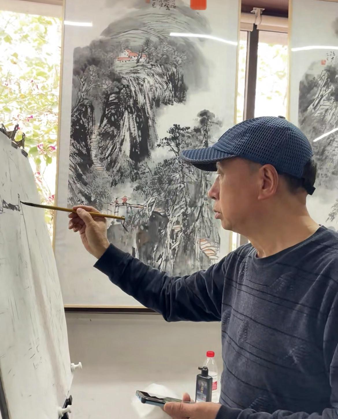 胡再福：笔墨为伴，山水入心。

四载笔墨，山水寄情。

时光荏苒、岁月如风。自2