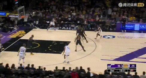 大胆！詹姆斯被一步过弹幕狂喷。
图1-2：离着2米远竟被一步过，里夫斯惨被2+1