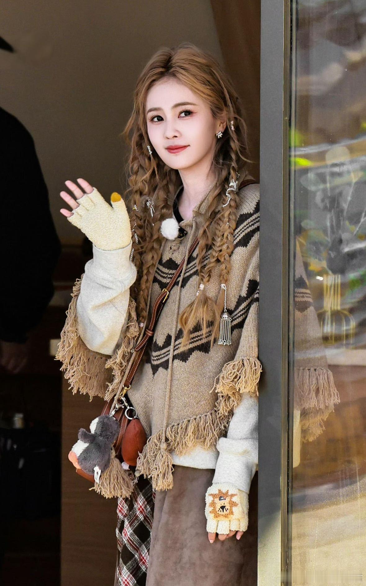 白鹿这身民族风新皮肤太美了！看她开心展示的样子，简直就是刚拆快递试新衣服的我～转