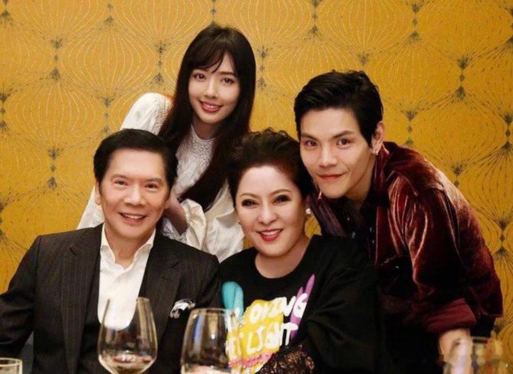 向太谈郭碧婷缺点保姆甘愿降薪也不愿离开，足以看出向家平日相处十分温暖和睦。向太吐