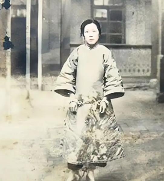1925年，24岁的青楼女子张素贞正在接客。然而，当她开始宽衣解带时，冰冷的枪口