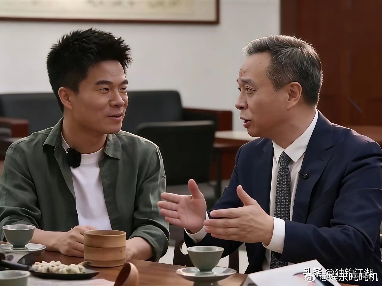 康震老师为什么会去董宇辉家里吃饭？这里面的道道太多了。表面上是春节期间普通的走动
