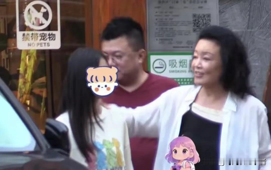 张兰带着小玥吃饭，小玥这身高快要比奶奶高了，果然女儿像爸爸，祖孙二人看起来关系很