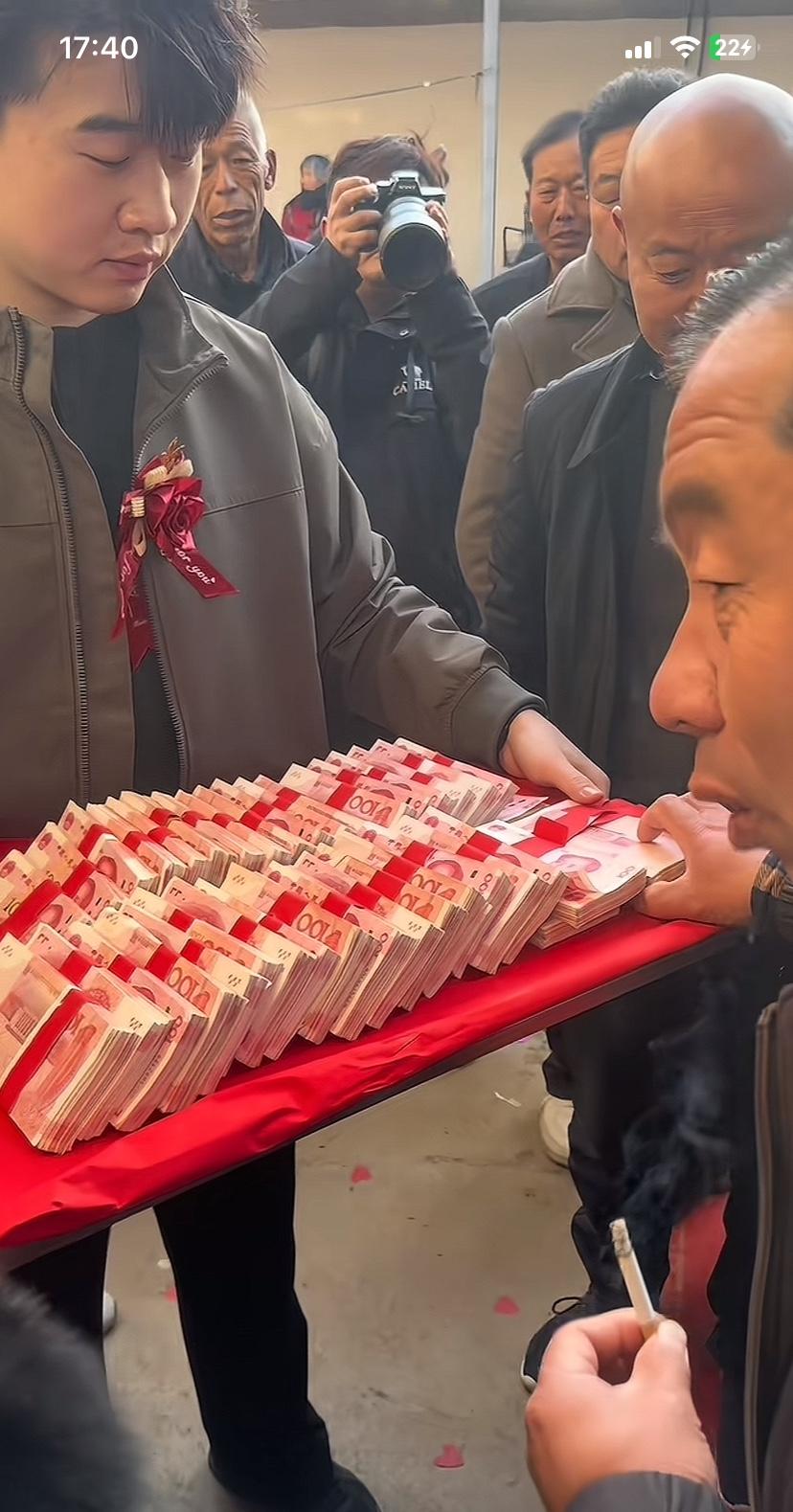 一共38.6万，全带回来了。大爷说，彩礼36.6万，上车礼2万。网友听口音，像是