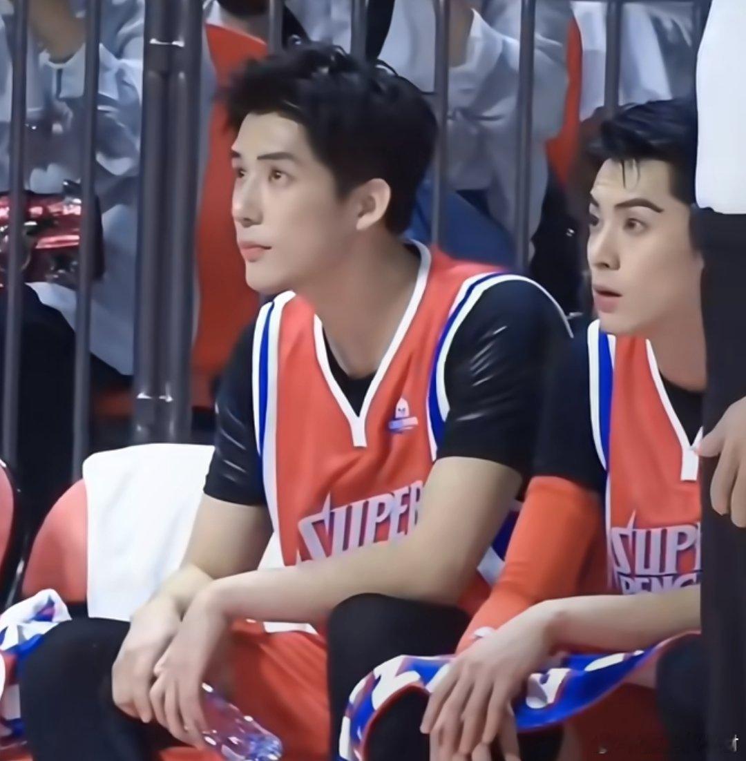 原来王安宇王鹤棣一起打过球呀～ 