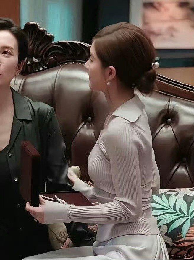 要瘦到多少斤？才能把紧身毛衣穿出宽松效果？真的心疼赵露思了  