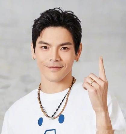 看明白了吗？ “扶不起的阿斗”向佐翻红了， 不是易立竞采访风格独特， 而是向佐这