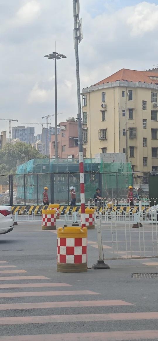 广州芳村站地铁口
这是不是以前的旧D出口，要重现了，五使过条4个灯的马路了[惊喜