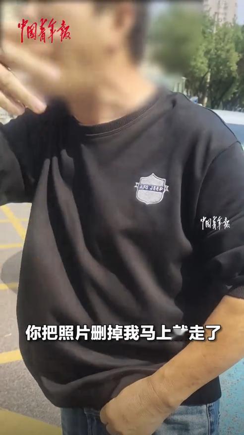 “这下后悔了吧！”9月25日，陕西西安，一出租车司机在医院门口等客，造成了道路拥