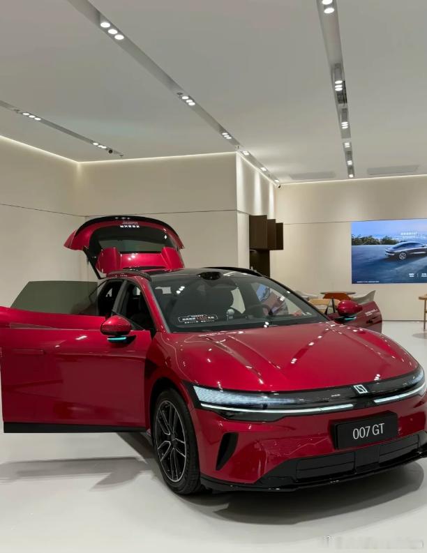 三口之家买车，空间和续航是两个绕不过去的硬指标。核心就两个点：补能效率和大空间。