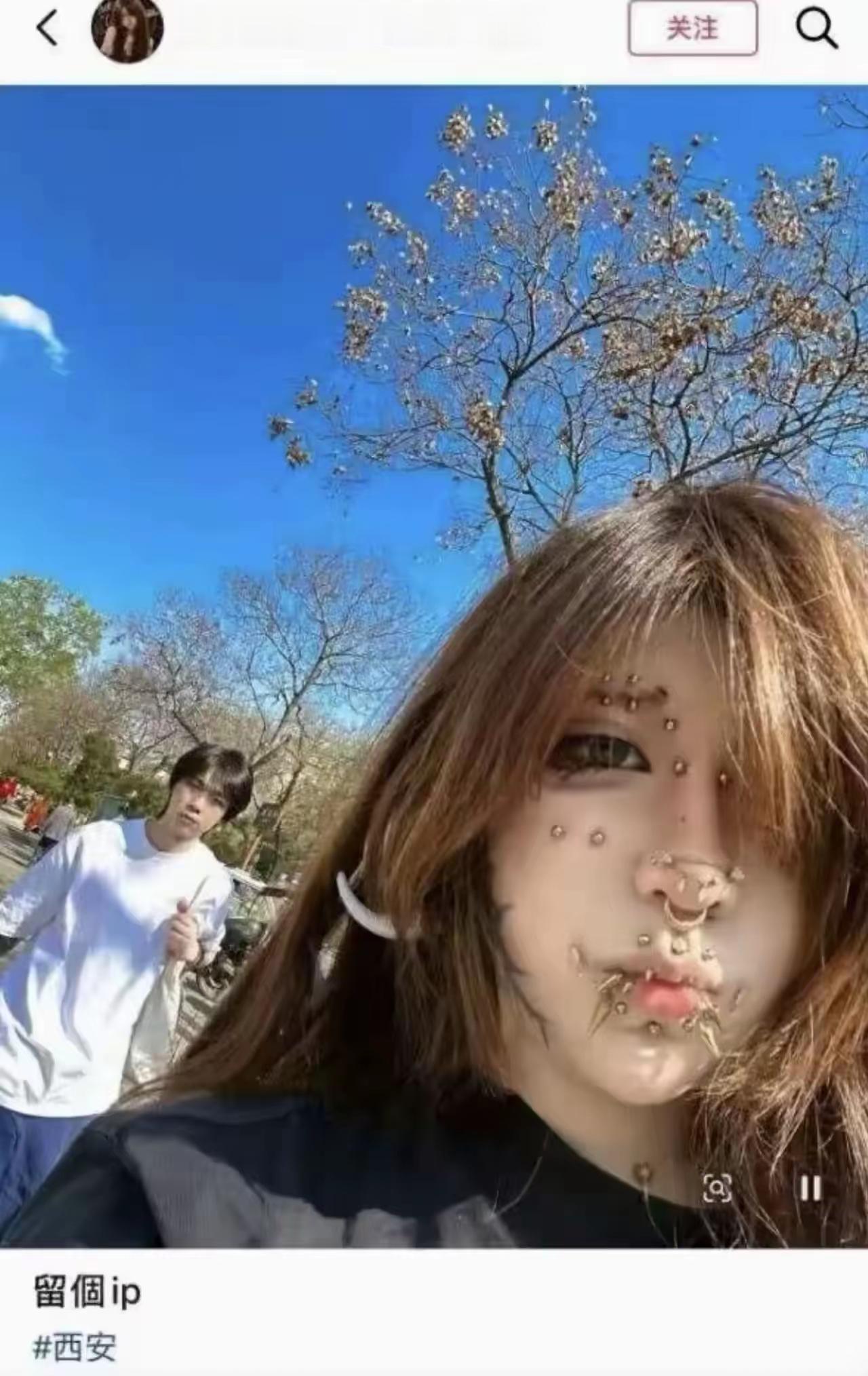 这算不算精神小妹？满脸都安了钉子，看着有点渗人。
这样的孩子，家里必然是离异家庭
