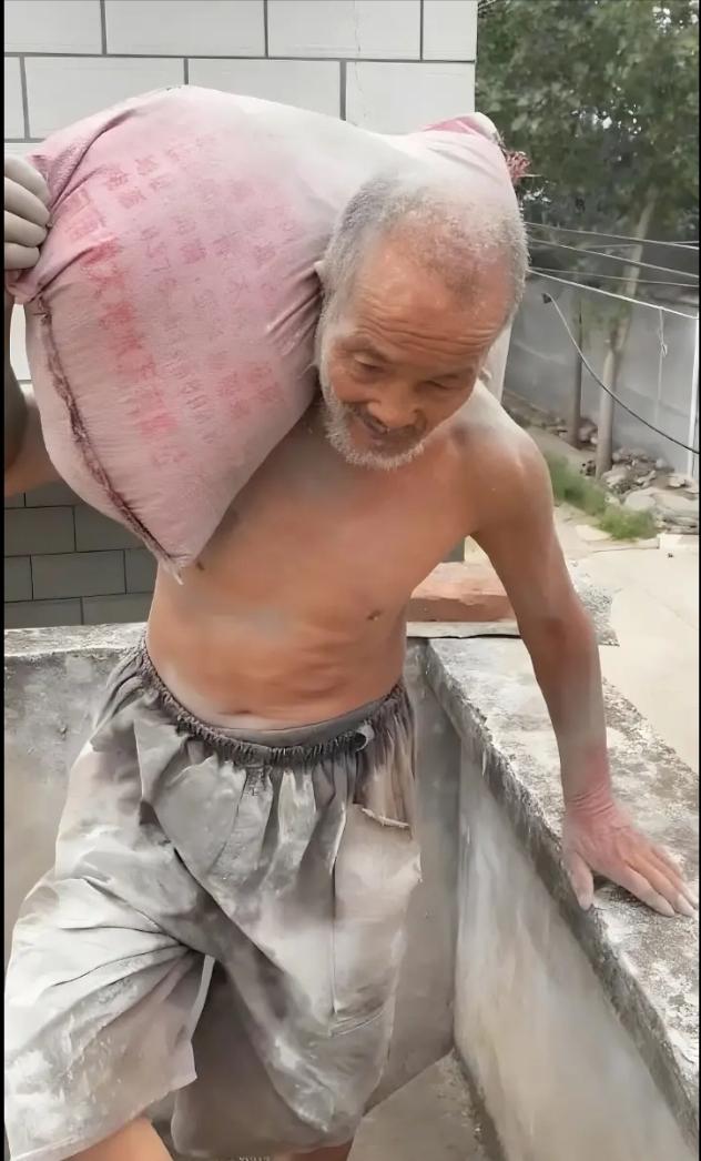 昨日顽童今日翁，
多少进城来打工，
非是老汉闲不住，
———？

上联：生活实无