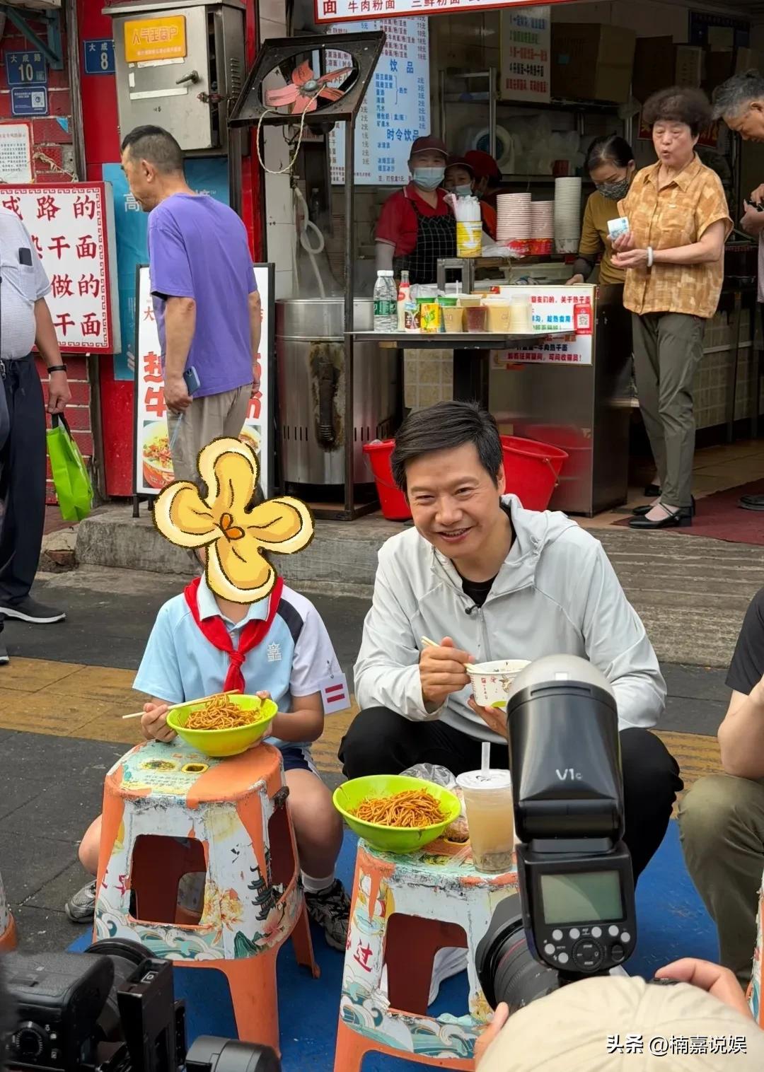 雷军现身武汉路边摊吃早餐，坐在路边的小板凳上，他这样子好亲民啊！[呲牙]
穿着一