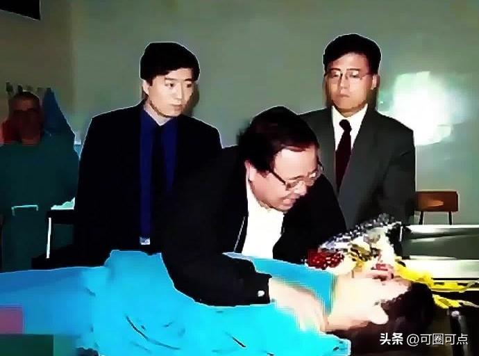 1999年朱颖烈士在南斯拉夫牺牲，父亲到太平间告别。那张流传了27年的照片，至今
