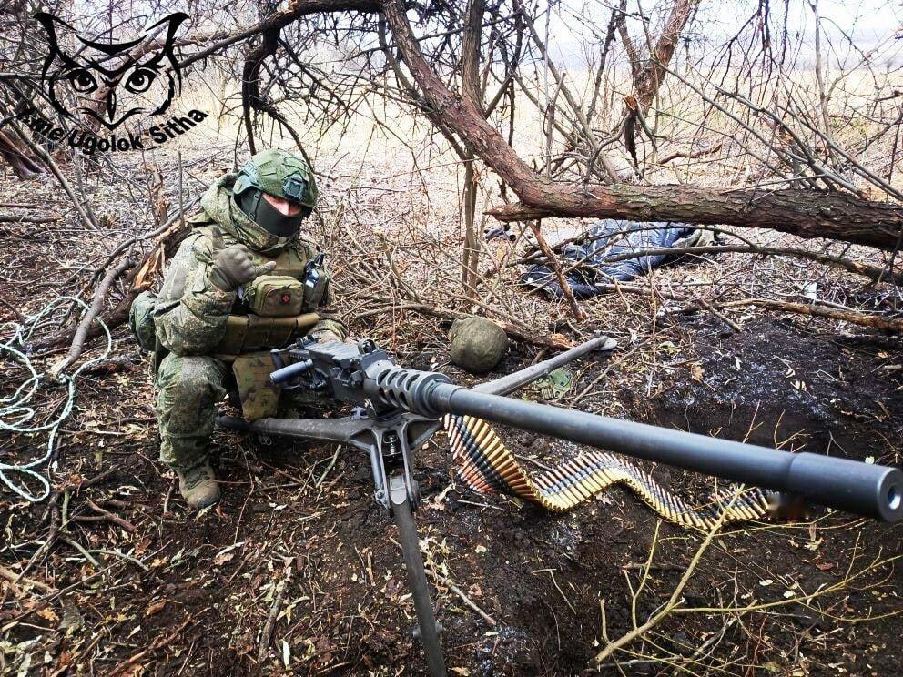 2025年12月，乌克兰东部，一名俄罗斯士兵缴获了勃朗宁M2重机枪。
一名俄罗斯