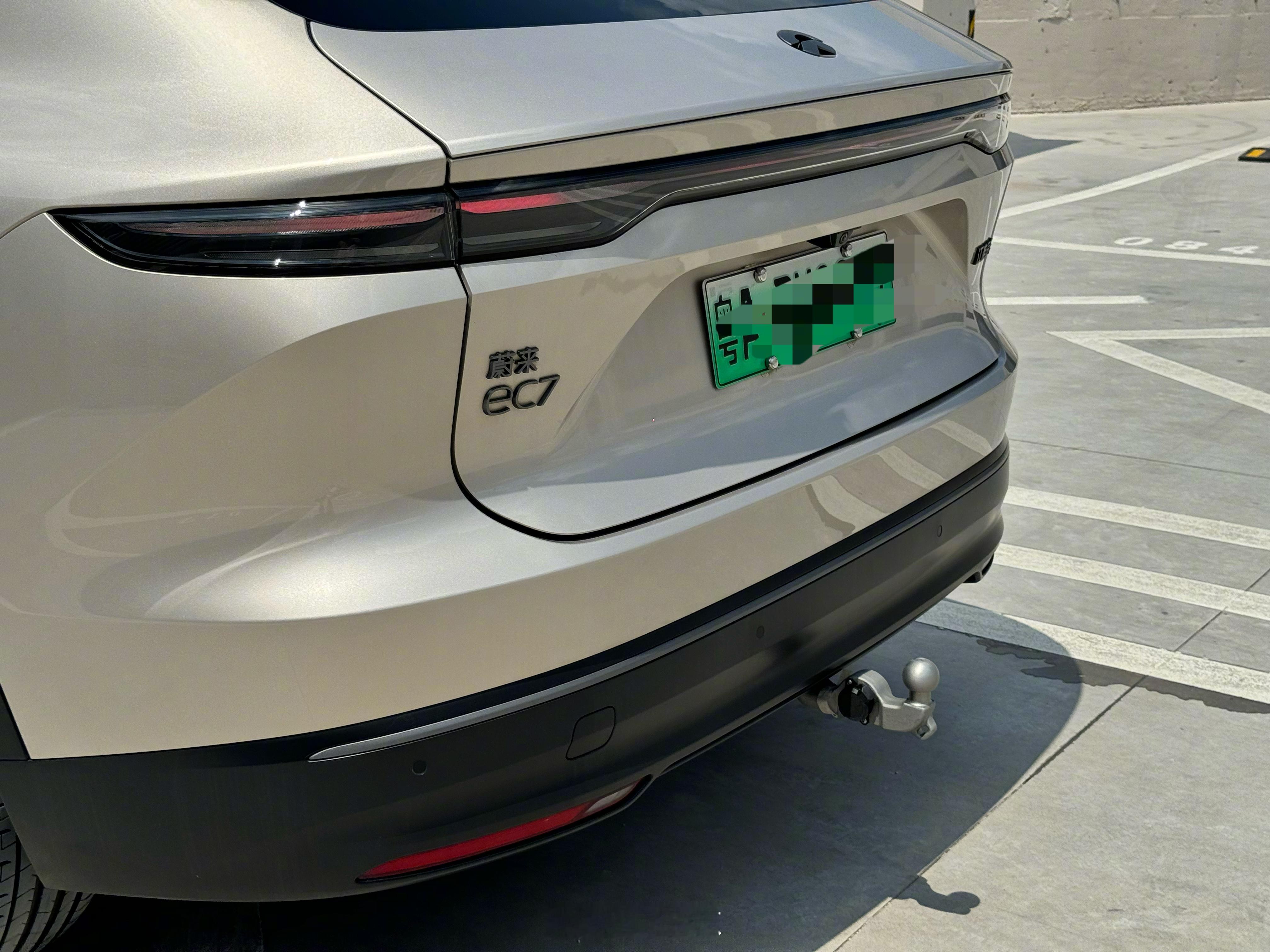 带原厂拖车钩的蔚来[馋嘴][馋嘴]选配价格7500，贵吗？[并不简单]#蔚来##