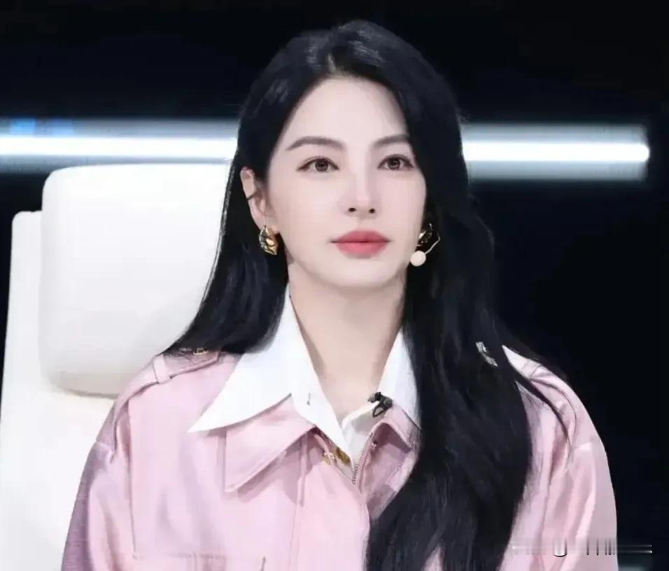 2026年1月事业有点“危险”的10位明星

1，侯明昊 演技绿茶秀萌

2，张