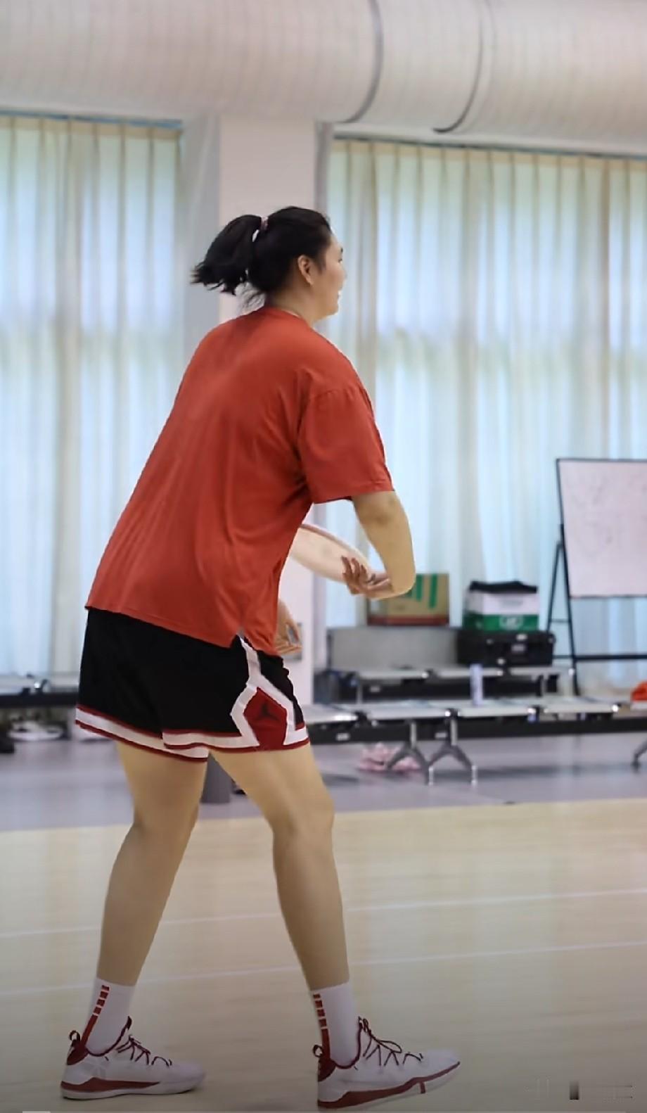 用飞盘展开训练，中国女篮这训练方式也是头一次见！
在女篮训练中，为了强化女篮球员