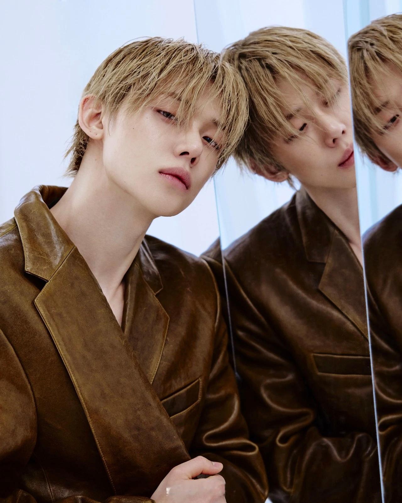 YEONJUN崔然竣 一身Acne Studios棕色做旧皮西装真是“时光雕刻家